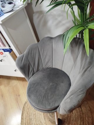 Silla de terciopelo gris con ruedas