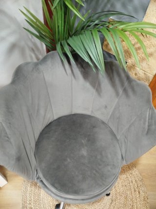 Silla de terciopelo gris con ruedas