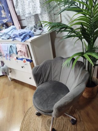 Silla de terciopelo gris con ruedas