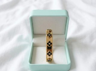Pulsera dorada tréboles negros y diamantes