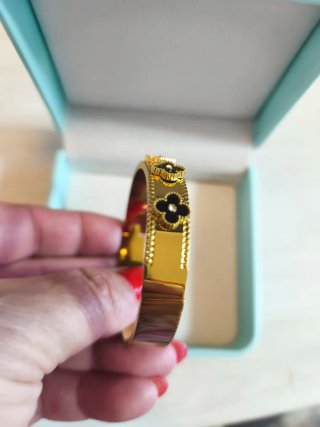 Pulsera dorada tréboles negros y diamantes