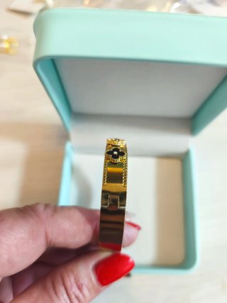 Pulsera dorada tréboles negros y diamantes