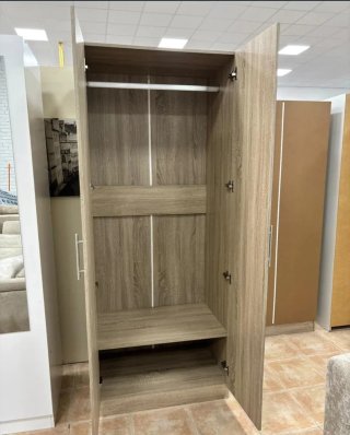 Armario blanco con puertas de espejo