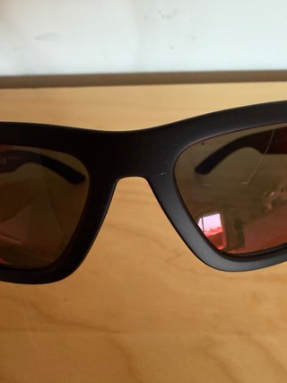 Gafas de sol Prada ralladas negras y cristal rosa
