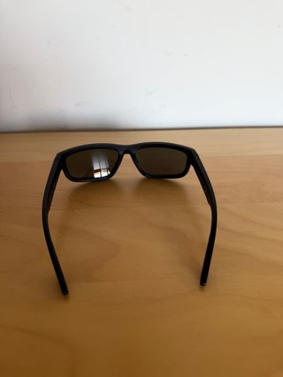 Gafas de sol Prada ralladas negras y cristal rosa