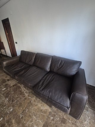 Sofá grande marrón de piel