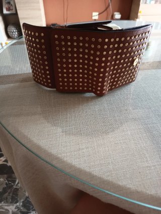 Monedero Parfois tachuelas marrón y dorado