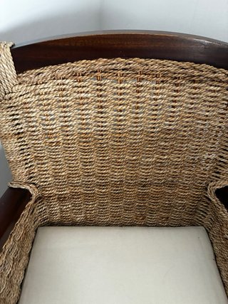 Sillón de mimbre con cojín beige