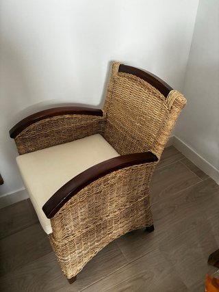 Sillón de mimbre con cojín beige