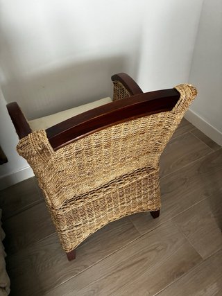 Sillón de mimbre con cojín beige