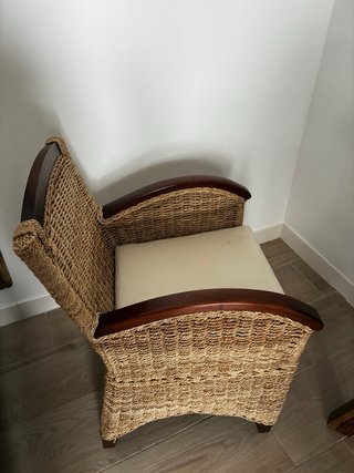 Sillón de mimbre con cojín beige