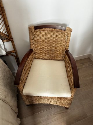 Sillón de mimbre con cojín beige