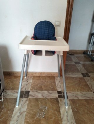 Trona IKEA con cojín estampado
