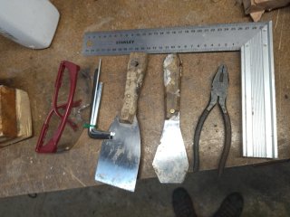 Vari strumenti: chiavi, spatole, pinze