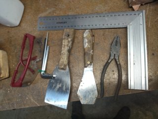 Vari strumenti: chiavi, spatole, pinze