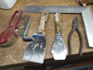 Vari strumenti: chiavi, spatole, pinze