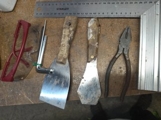 Vari strumenti: chiavi, spatole, pinze