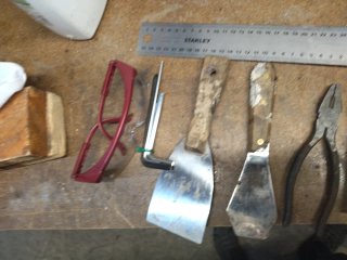 Vari strumenti: chiavi, spatole, pinze
