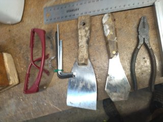 Vari strumenti: chiavi, spatole, pinze