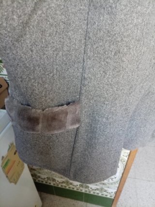 Abrigo gris con cuello de pelo