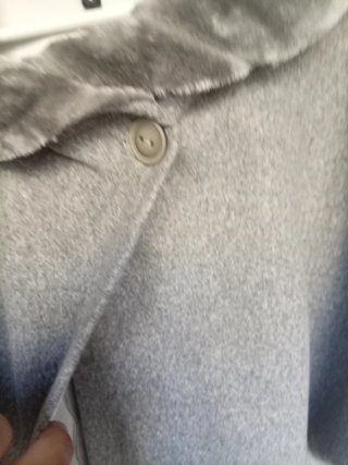 Abrigo gris con cuello de pelo