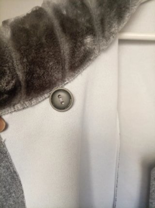 Abrigo gris con cuello de pelo