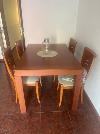 Mesa de comedor y 4 sillas
