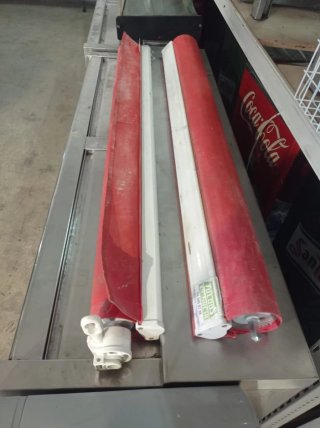 Toldo enrollable transparente y roja sin anclajes