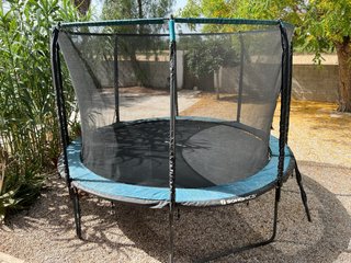Trampolín grande con red de seguridad