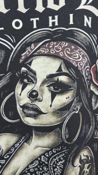 Camiseta Chicana Tatuajes Calavera Rosa