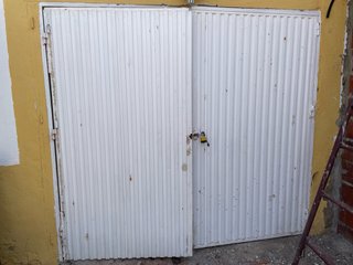 Puerta hierro abatible blanca. 2,40m ancha x 2,00m