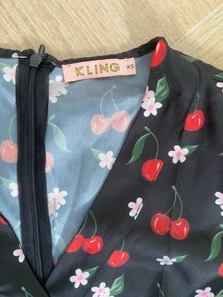 Vestido Kling Negro Estampado Cerezas