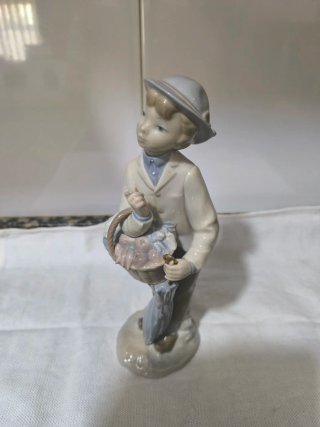 Figura porcelana niño con cesta marca lladro