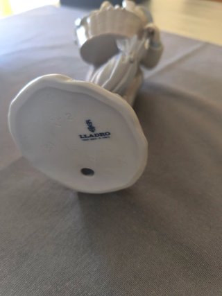 Figura porcelana niño con cesta marca lladro