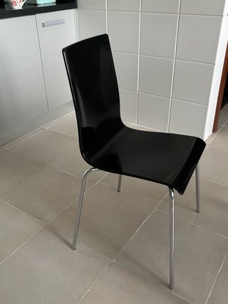 Mesa de cocina y 4 sillas negras