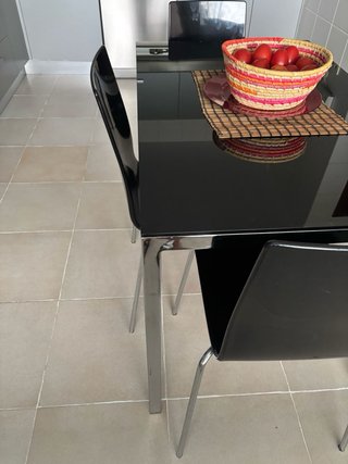 Mesa de cocina y 4 sillas negras