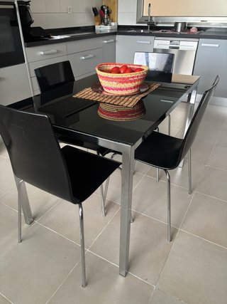 Mesa de cocina y 4 sillas negras