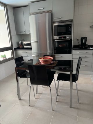 Mesa de cocina y 4 sillas negras