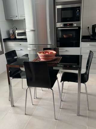 Mesa de cocina y 4 sillas negras