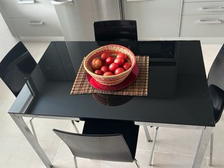 Mesa de cocina y 4 sillas negras