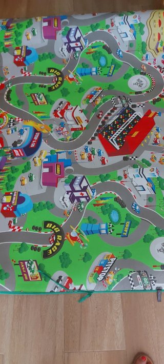Tappeto gioco circuito di corse per bambini
