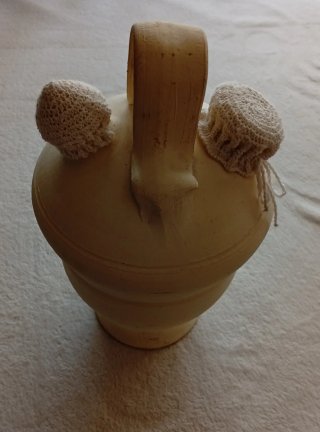 Botijo de barro blanco hecho a mano