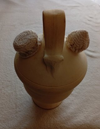 Botijo de barro blanco hecho a mano