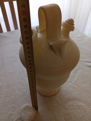 Botijo de barro blanco hecho a mano