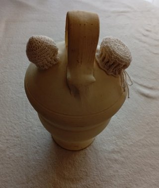 Botijo de barro blanco hecho a mano