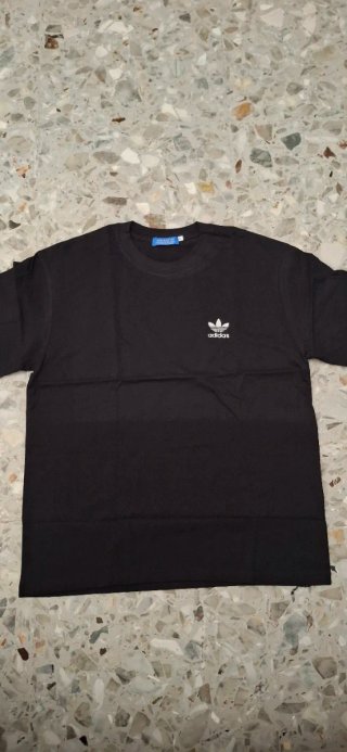 T-shirt Adidas nera con logo