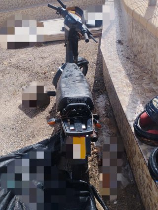 Derbi Variant Moped - Black/Yellow, con dos cascos