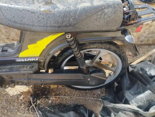 Derbi Variant Moped - Black/Yellow, con dos cascos