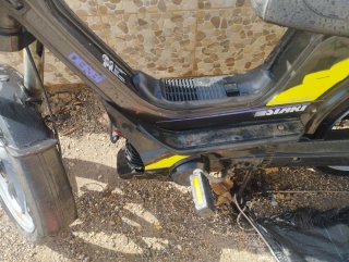 Derbi Variant Moped - Black/Yellow, con dos cascos