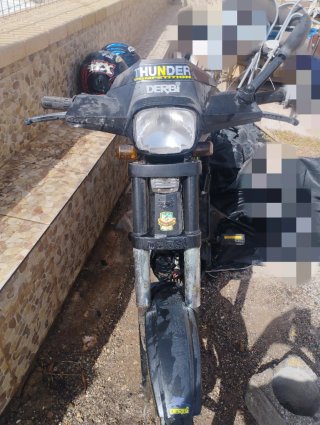 Derbi Variant Moped - Black/Yellow, con dos cascos